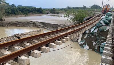 台鐵嘉義南靖至台南新營段路段掏空正搶修 用接駁車未告知旅客不滿