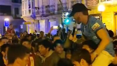 La improvisada fiesta de los jugadores del Athletic en pleno centro de Bilbao