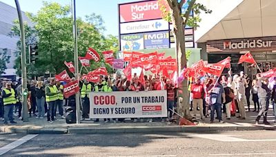 Un centenar de trabajadores de la Empresa Martín de autobuses se manifiestan frente a la Asamblea de Madrid