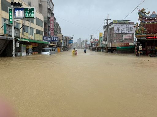 高雄仁武淹水及腰「成游泳池」 警急拉封鎖線防止誤闖