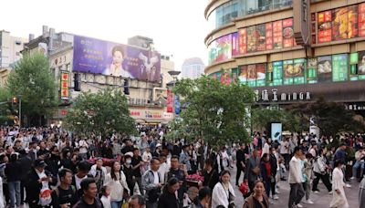 中國五一假期 多地現人潮官方促消費