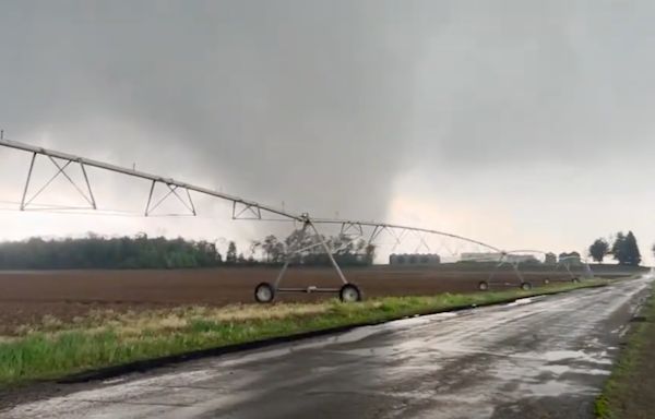 Rare “Multiple Vortexes” tornado strikes Michigan, video shows