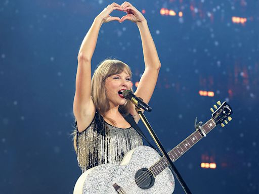 El guiño de Taylor Swift a su novio, Travis Kelce, en su concierto en París