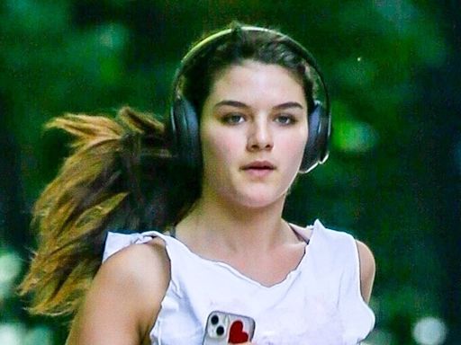 De cropped, Suri Cruise, filha de Tom Cruise e Katie Holmes, exibe barriga em treino