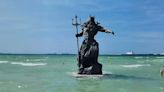 Quieren derribar una estatua de Poseidón en México para colocar un dios maya que calme los huracanes | Por las redes