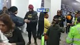 Policías ofrecen bebidas calientes a pasajeros varados en el aeopuerto de Cusco | VIDEO