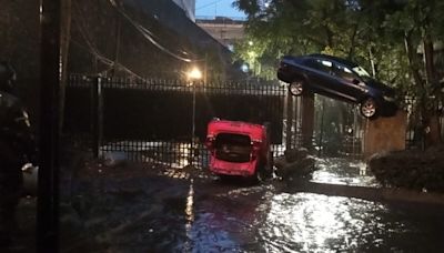 “A ver cómo lo bajan”; dueño de auto narra cómo quedó su vehículo arriba de una reja tras lluvias en Álvaro Obregón | El Universal