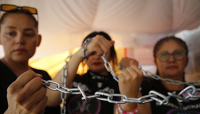 Mujeres se encadenan para exigir una ley contra la violencia vicaria en el oeste de México