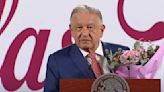 AMLO dedica concierto a las mamás; no acepta preguntas