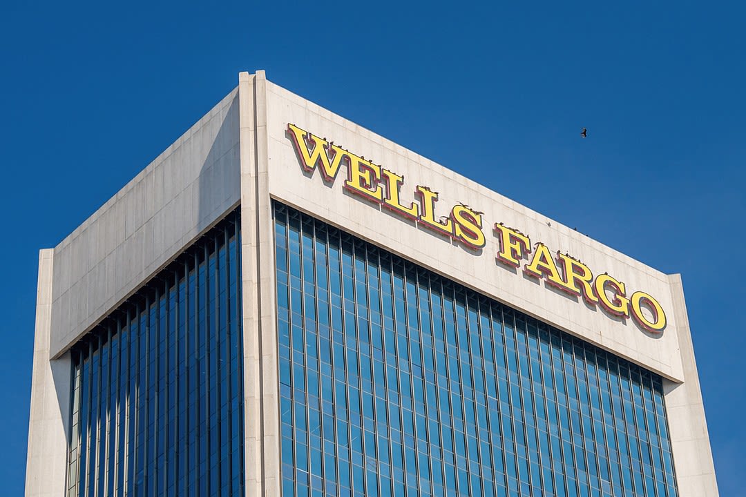 Wells Fargo signage to be removed by helicopter from Downtown high-rise | Jax Daily Record