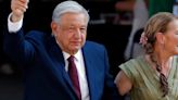 López Obrador celebra la victoria de Sheinbaum "con amplio margen" en México