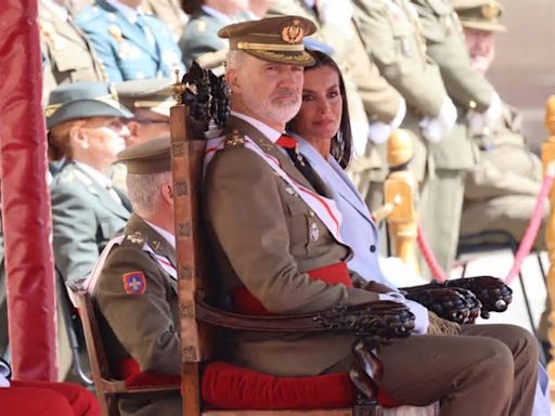 Felipe VI jura bandera 40 años después de su ingreso en la AGM con la Princesa Leonor como testigo