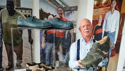 Riesenlatschen für Venezuela: Schuhmacher aus NRW fertigt Schuhe für Mann mit größten Füßen der Welt