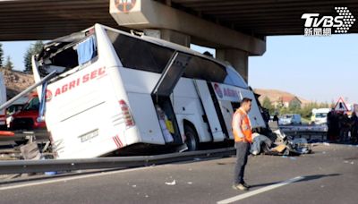 司機打瞌睡！土耳其巴士失控撞高架橋 半截車身壓爛9人慘死