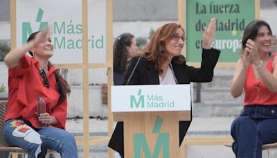 Mónica García 'riñe' a una persona fumando en un balcón: "Ese piti se acabó"