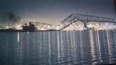 Un barco carguero choca contra el puente Francis Scott Key en Baltimore, Estados Unidos, y los coches caen al río