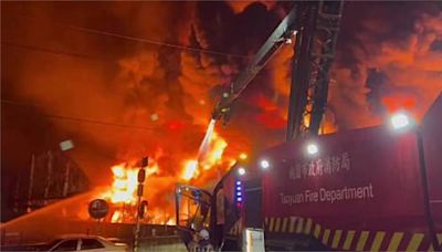桃園楊梅鐵皮工廠大火「烈火狂燒」 警消出動「美洲豹」灌救