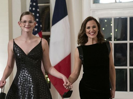 Look: Jennifer Garner sheds tears at daughter Violet's high school graduation