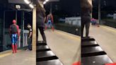 Agredido, 'Homem-Aranha' empurra usuário do metrô nos trilhos; assista