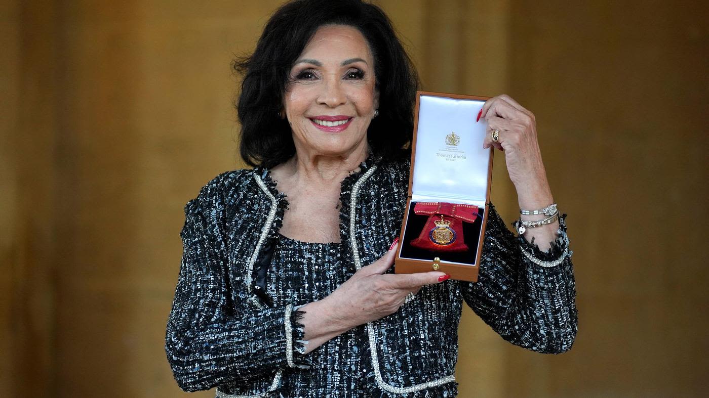 Shirley Bassey receives the award from King Charles