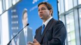 DeSantis firma una ley que dificulta el establecimiento de inmigrantes en Florida