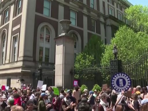 Pelotas de goma y bombas de humo: así desaloja la policía a los manifestantes propalestinos en las universidades de EEUU