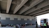 Migrantes venezolanos dejan el río Bravo y se refugian del calor y la inseguridad bajo un puente
