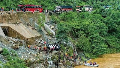 尼泊爾塌山泥 兩巴士被推落河