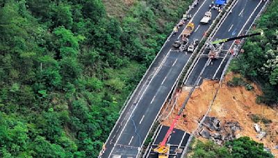 Al menos 24 muertos tras el derrumbe de una autopista en China