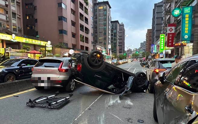 北市轎車變換車道擦撞翻車 無辜休旅車遭波及壓損 - 社會