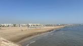 Abierta la playa del Cabanyal tras la mancha de algas y basura