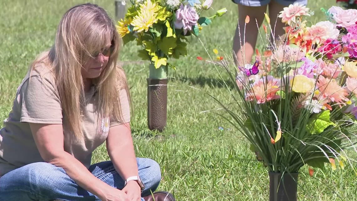 Houston-area woman says thief preyed on her while she was visiting her mother's grave