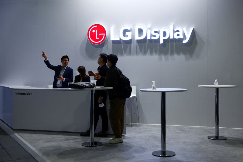 LG Display shrinks quarterly loss on Apple, Olympics demand