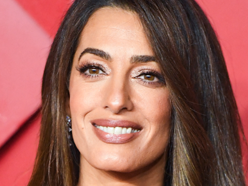 Amal Clooney (46 ans) ose la mini-robe et dévoile ses jambes interminables à Venise, au bras de Georges