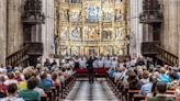 El Coro Vetusta entona en la Catedral por el Camino Primitivo