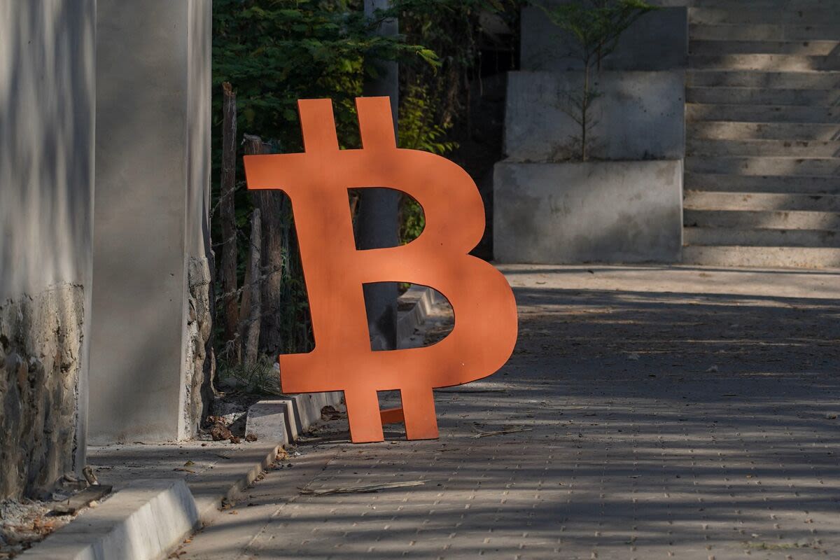 Bitcoin Retreats as Traders Mull Risk of Sales Linked to Mt. Gox