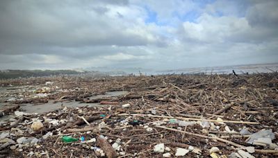 Fotos muestran toneladas de basura en desembocadura del río Maipo arrastradas desde Santiago por lluvias - La Tercera