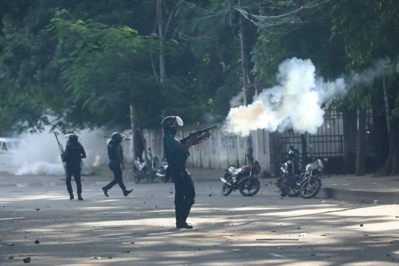 Violent clashes erupt between police and protesters in Dhaka even after 6 die during campus protests