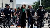 Ocasio-Cortez rechaza las afirmaciones de que fingió estar esposada en su arresto durante la protesta