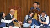 Escándalo en Taiwan: legisladores del oficialismo y la oposición se agarraron a trompadas en plena sesión y uno se robó un proyecto de ley