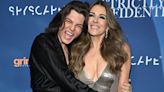 Damian Hurley, che quando può ruba i pantaloni a mamma Elizabeth