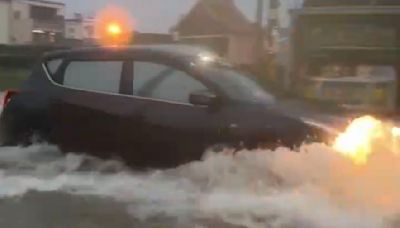 凱米豪雨炸高雄！ 岡山「水淹腳踝」馬路變漂漂河