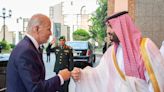 Joe Biden saluda con el puño al príncipe heredero saudita a su llegada a Jeddah