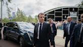 Emmanuel Macron proche d’une autre Première dame : loin de son mari, Brigitte Macron veille au grain