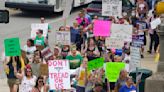 Debate de aborto en Indiana atrae a manifestantes y a Harris