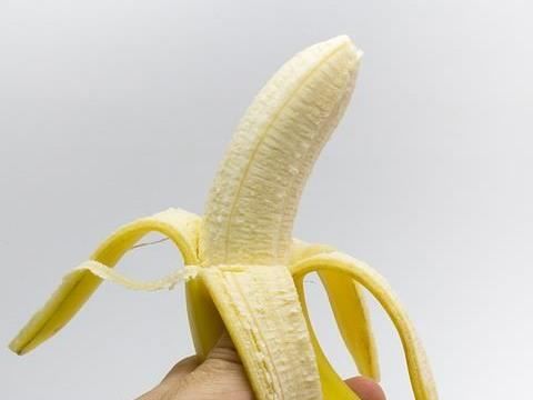大家都錯了！香蕉這樣吃才能真的助眠 「正確剝皮才有效」