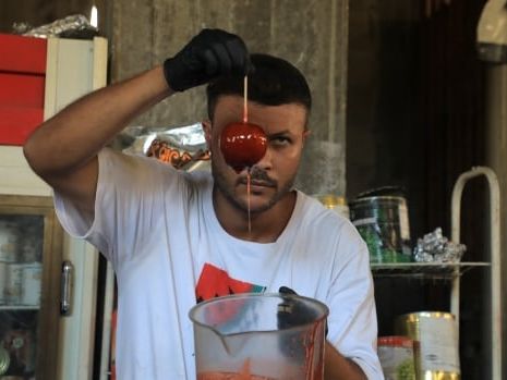 Hamada Shaqoura uses aid to make meals for kids in displacement camps | CBC News