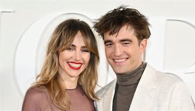 Robert Pattinson e Suki Waterhouse festeggiano su Instagram il loro «angelo» appena nato