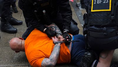 Hinchas de Holanda e Inglaterra riñen en Dortmund antes de semifinal de la Euro