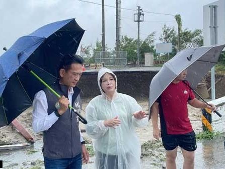 臺南後壁八掌溪暴漲溢堤 立委賴惠員及林俊憲冒雨勘災